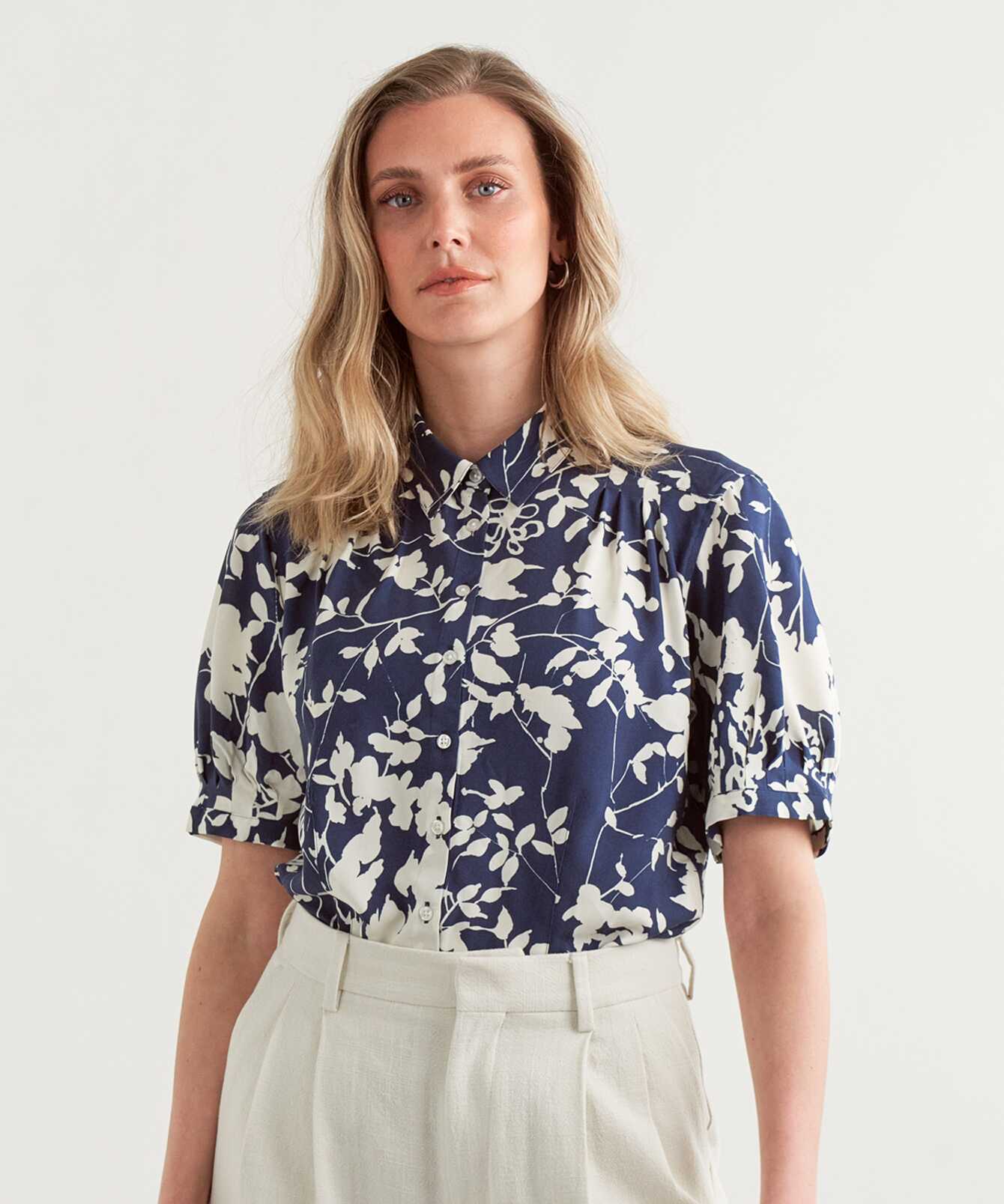 Skjorta Harper Summer Marinblå Blus The Shirt Factory